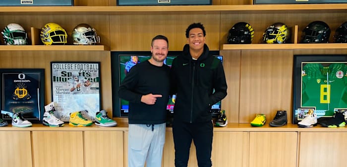 5-Star EDGE Elijah Rushing poses with Dan Lanning during a trip to Eugene.